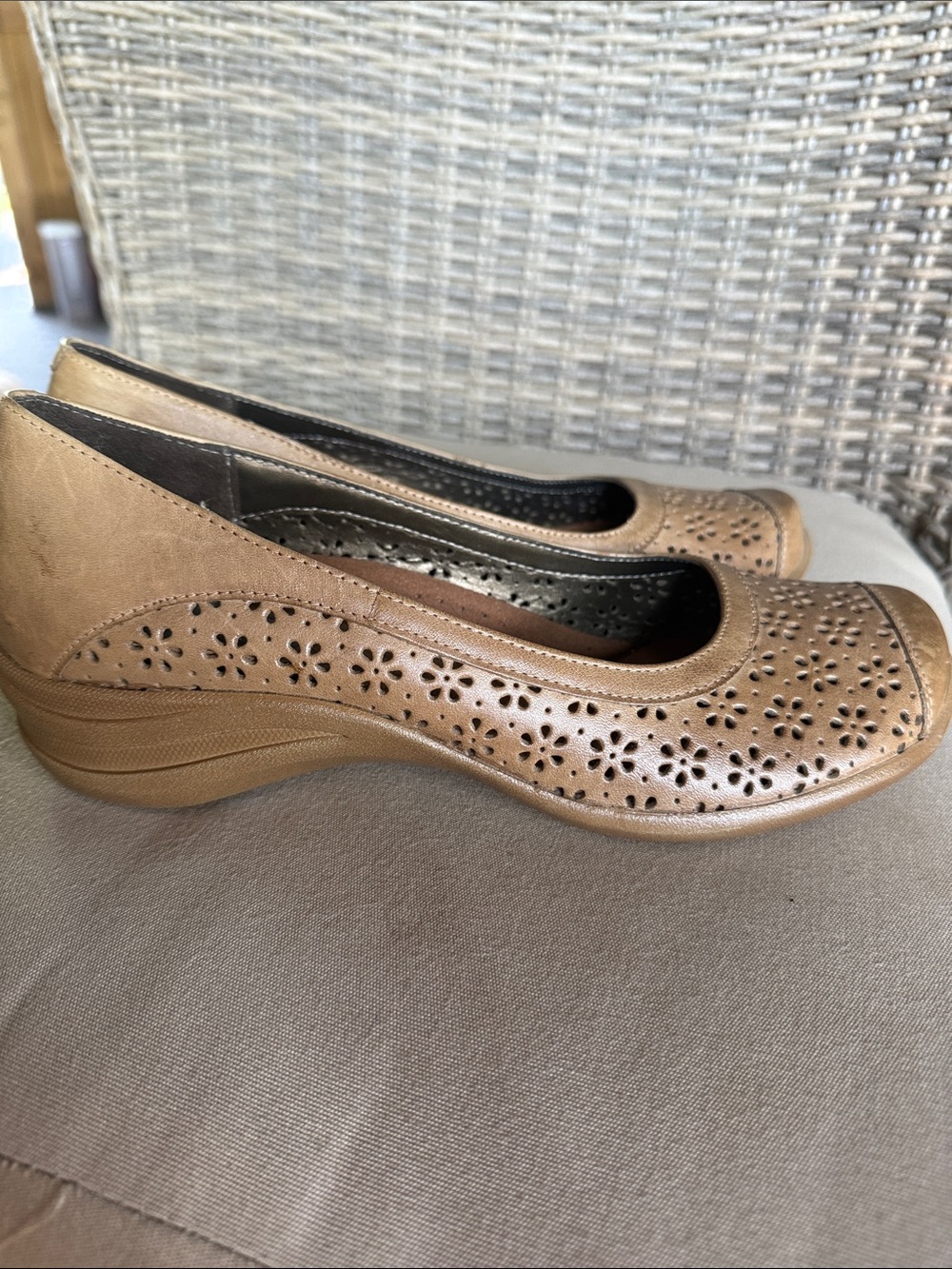 Hush Puppies women’s laser cut floral ballet flats Tan Leather
